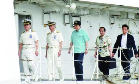 Thủ tướng Nhật trong chuyến thăm đảo Ishigaki hôm qua.