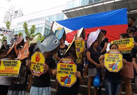 Người Philippines biểu tình chống Trung Quốc ở trước lãnh sự quán của nước này tại thành phố Makati.