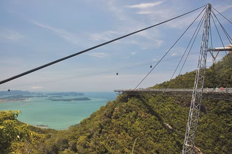 Cầu treo trên đỉnh núi, lơ lủng giữa trời mây nên việc xây dựng vô cùng khó khăn và vất vả.