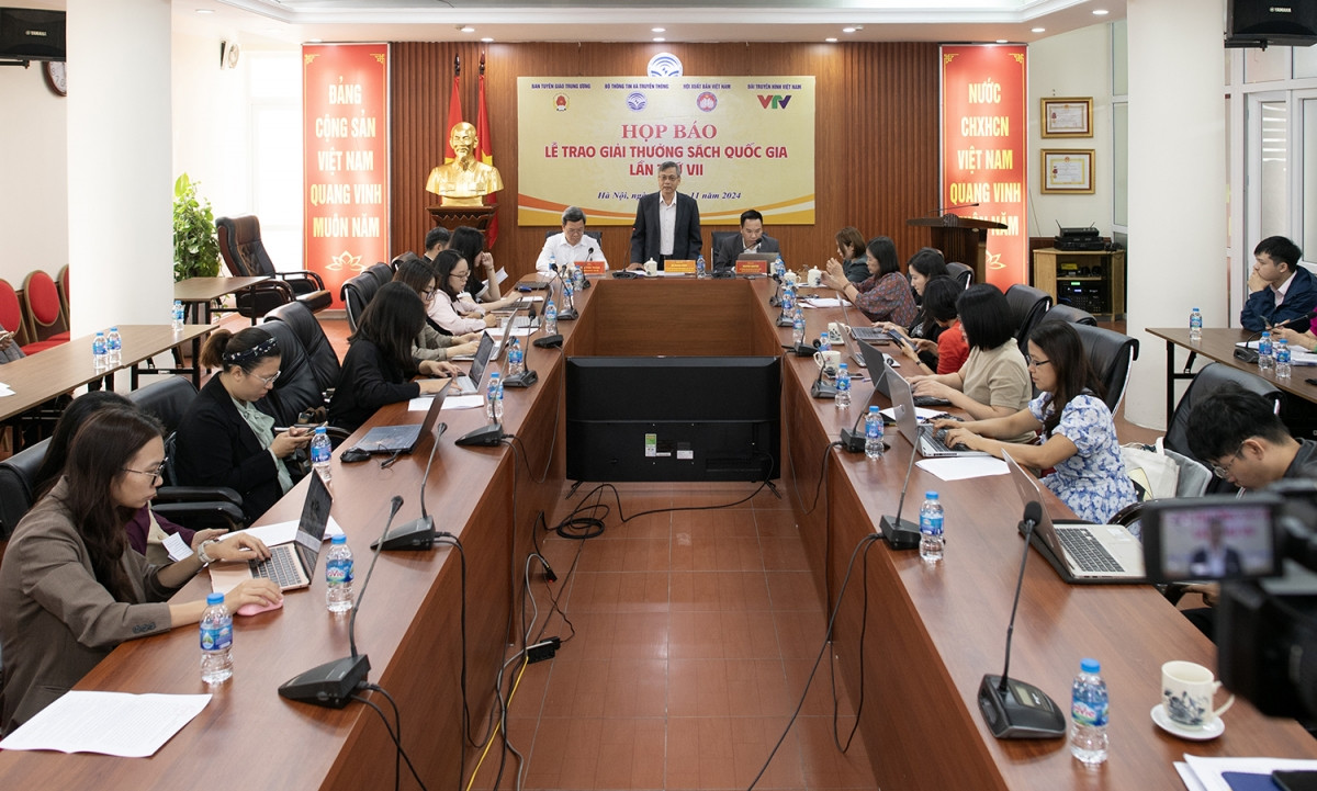 Giải thưởng Sách Quốc gia lần thứ VII vinh danh 58 bộ sách - Hình 2 Giai thuong Sach Quoc gia lan thu VII vinh danh 58 bo sach-Hinh-2