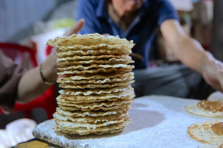 Nhiều gia đình làm thành khuôn tròn theo bánh tráng, nhưng cũng có người bẻ bánh gập làm đôi theo hình cung trăng. Dù theo hình dáng nào nhưng kẹo vẫn phải đúng vị cu đơ Hương Sơn. 