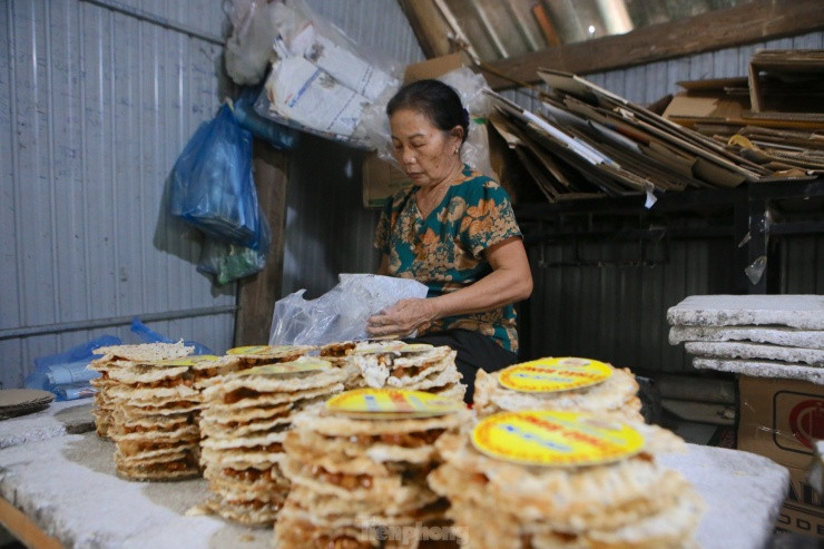 Người dân sử dụng báo sấy nóng để bọc kẹo, giữ độ giòn và vị ngon của kẹo. Bánh được đóng 10 cái mỗi túi.