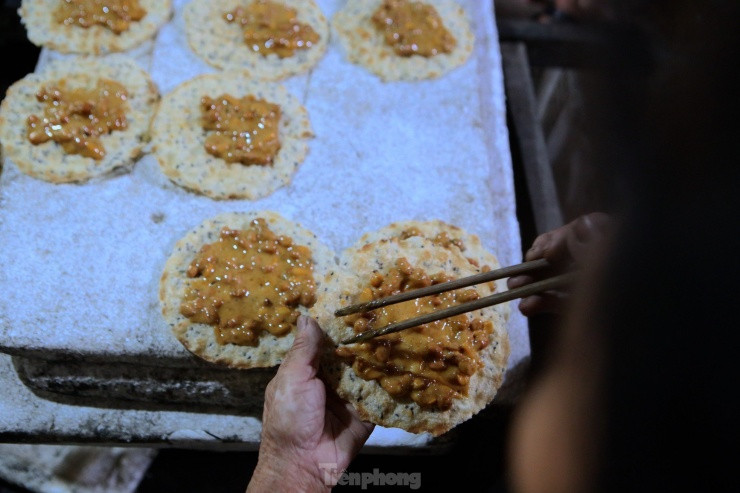 Về sau, người ta thay thế lớp lót ấy bằng bánh đa vừng. Cách làm này tạo thêm rất nhiều hương vị cho kẹo bởi độ giòn của bánh đa nướng và độ thơm của vừng.