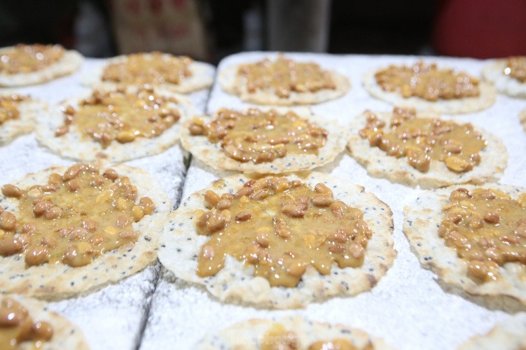 Trước đây, kẹo nấu xong sẽ đổ lên lá chuối hoặc giấy. Khi ăn, người ta sẽ lấy một ít nước bôi lên mặt sau để bóc lớp lót.