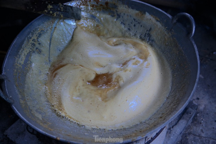 Những ngày này, xưởng nấu kẹo Cu đơ của bà Nguyễn Thị Thảo (trú xã Sơn Giang, huyện Hương Sơn) luôn rực lửa. Có những ngày khách đặt nhiều, bà thuê thêm 4 nhân công cùng nấu và đóng hàng ngàn kẹo để xuất bán.