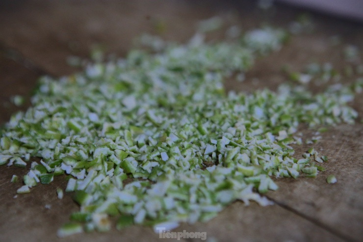 Bà Thảo nấu mật sôi lên bằng chảo gang, sau đó đổ lạc nhân và gừng vào rồi đảo liền tay để tránh bị cháy. Còn vỏ chanh sẽ bỏ sau cùng khi kẹo đã chín để giữ được hương vị cay đậm đà.