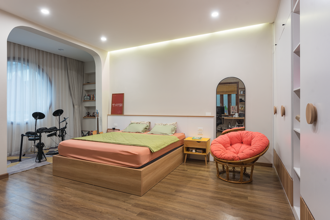 Một số phòng ngủ có màu sắc nhấn nhá bằng sơn nhấn một diện tường hoặc đồ nội thất sử dụng gỗ công nghiệp.