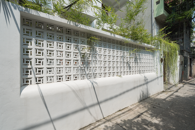 Gạch thông gió và gạch ốp lát hoạt tiết nhấn nhá thêm cho cổng tường.