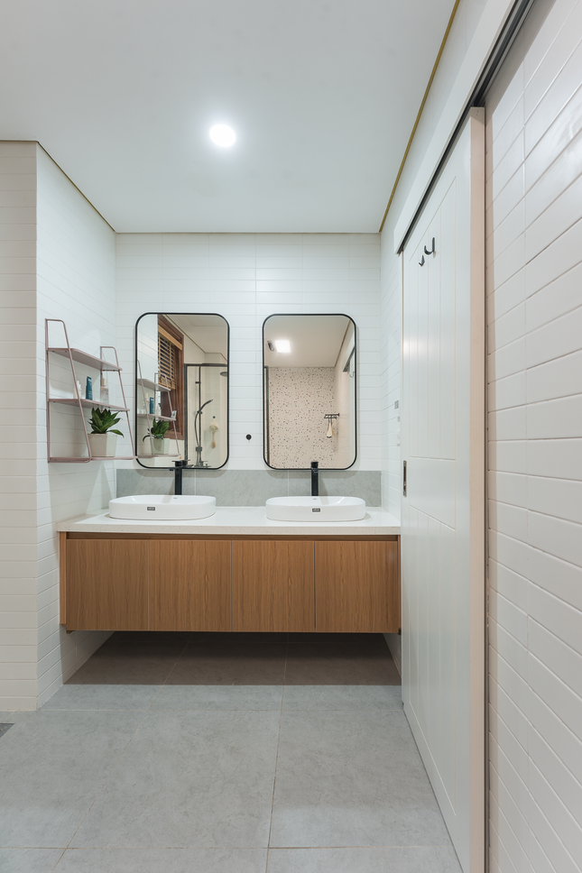 Màu trắng khiến không gian phòng vệ sinh thêm rộng rãi, hiện đại.