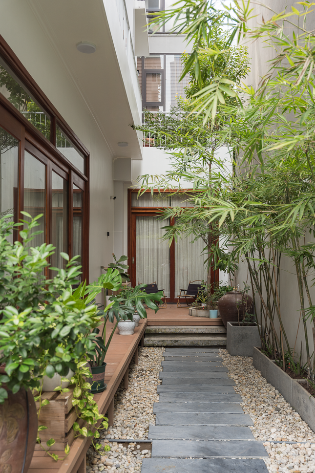 Khoảng sân vườn hình chữ L bao quanh ngôi nhà, khiến không gian thêm trong lành, dễ chịu.