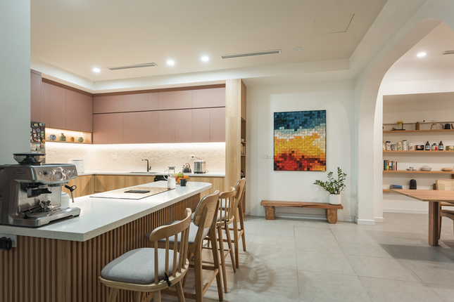 Ở tầng 1, KTS phá dỡ bức tường bê tông ngăn cách phòng khách và bếp, khiến không gian bếp trở thành bếp mở. .