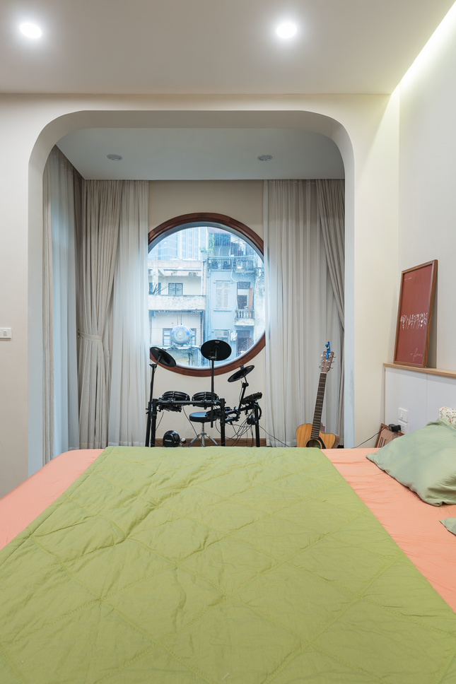 Mặt bằng tầng bốn ban đầu gồm một phòng thờ, một phòng vệ sinh và khoảng sân rộng. Sau đó KTS tận dụng khoảng không gian của sân làm thành phòng ngủ kết nối với nhà vệ sinh cũ, tạo thành một căn phòng ngủ nhìn hướng ra sân, giúp tăng thêm công năng sử dụng cho căn nhà.