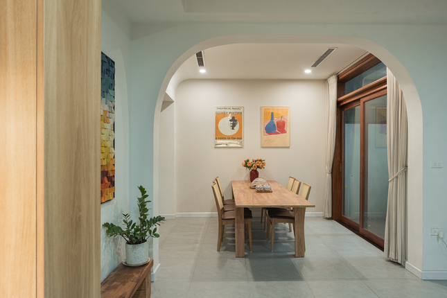 Hệ cửa đối diện cầu thang được bịt lại thay bằng 2 hệ cửa lùa phần tường phòng khách và phòng ăn kết nối với sân được mở rộng khiến mọi không gian trong căn nhà đều tràn ngập ánh sáng, giao thông trở nên thuận lợi hơn.