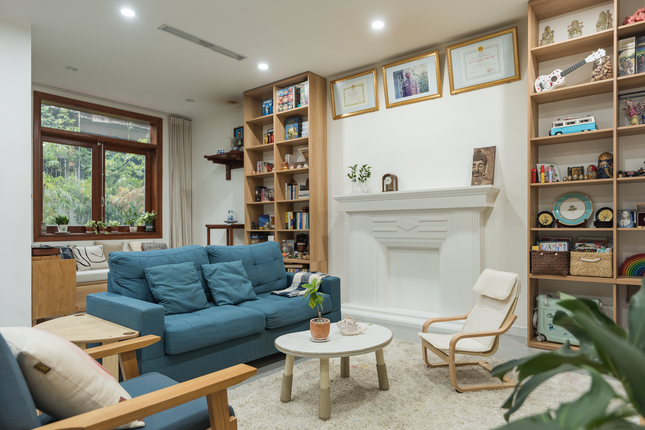 Phòng khách hiện đại với bức tường sơn màu trắng khiến không gian như rộng hơn.