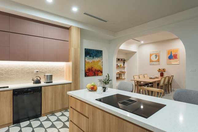 Phòng ăn kết nối với phòng bếp giúp không gian sinh hoạt của cả nhà càng được thông thoáng hơn.