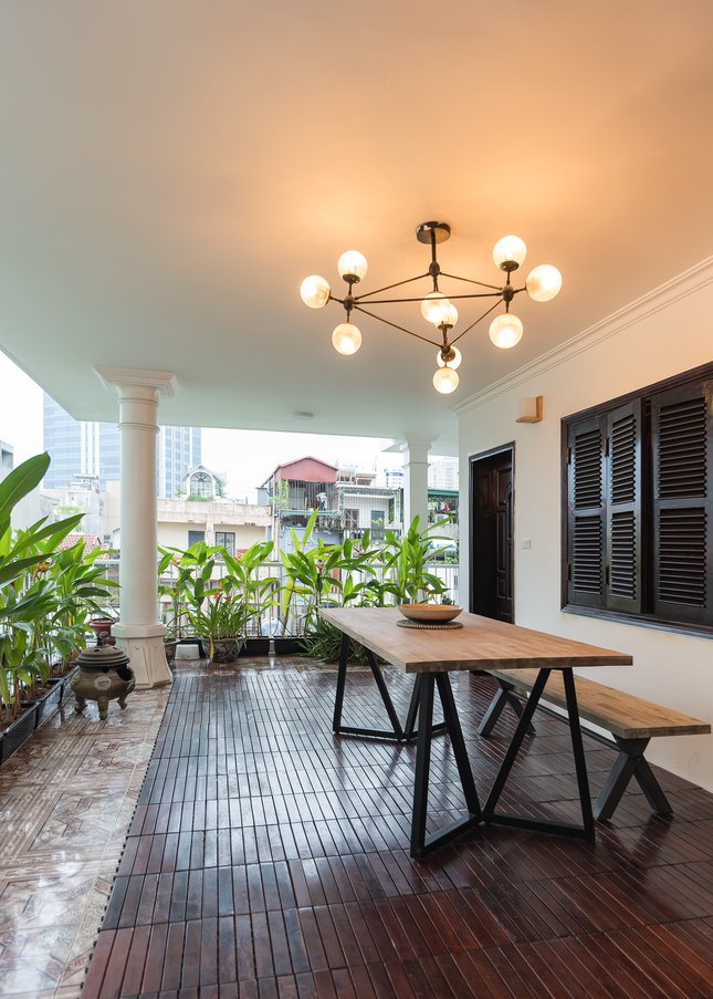 Các vật liệu cơ bản được cải tạo như hệ cửa sử dụng gỗ Lim Nam Phi, màu sắc nhà sơn trắng, gỗ sáng màu tạo cảm giác sáng sủa, thoải mái cho gia chủ.