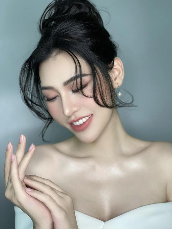 ịu Thảo sinh năm 2000, đến từ Hải Dương, sở hữu chiều cao 1,83m. Cô có vốn ngoại ngữ tốt và khả năng trả lời ứng xử nhạy bén, thông minh.