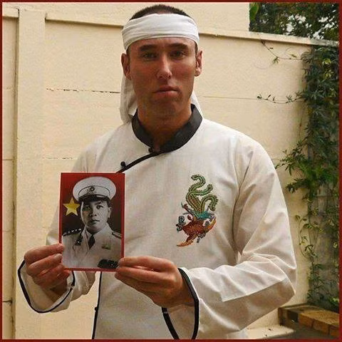 Neang đeo khăn trắng chịu tang Đại tướng Võ Nguyên Giáp