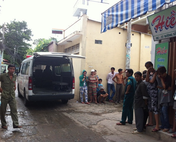 Thi thể nạn nhân đang chờ đưa khỏi hiện trường để làm công tác pháp y làm rõ nguyên nhân .