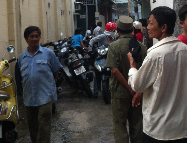 Rất đông người hiếu kỳ vây quanh căn nhà xảy ra án mạng theo dõi vụ việc.