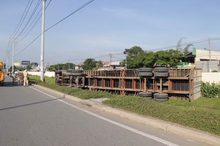 Tài xế đã không bình tĩnh xử lý khiến chiếc xe và thùng hàng container lật nhào