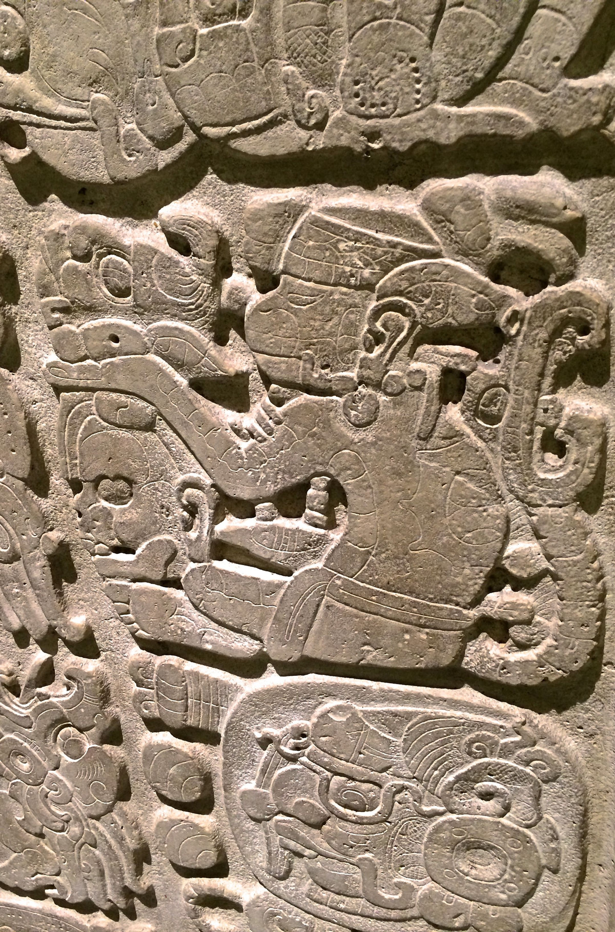 Đột phá chủ chốt đầu tiên trong việc giải mã các ký tự Maya đã được ghi nhận vào thập niên 1950, khi nhà ngôn ngữ học Liên Xô Yuri Knorozov đưa ra giả thuyết rằng các ký tự Maya có ít nhất một bộ phận ngữ âm.