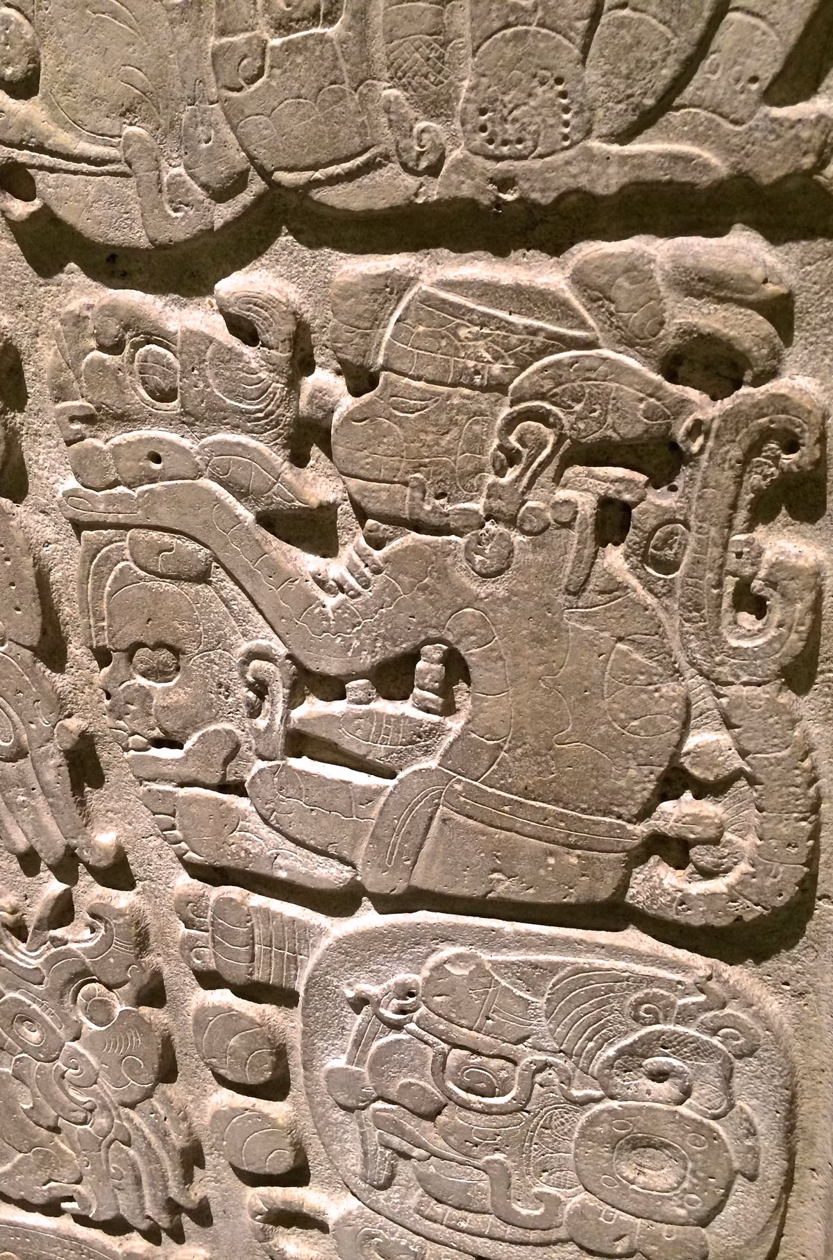 Đột phá chủ chốt đầu tiên trong việc giải mã các ký tự Maya đã được ghi nhận vào thập niên 1950, khi nhà ngôn ngữ học Liên Xô Yuri Knorozov đưa ra giả thuyết rằng các ký tự Maya có ít nhất một bộ phận ngữ âm.