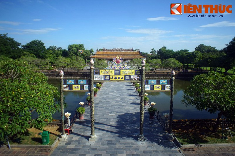 Không chỉ mang những giá trị nghệ thuật được cả thế giới công nhận, kiến trúc Kinh thành Huế còn là một mẫu mực của việc áp dụng thuật phong thủy. Chỉ có thể nhận ra điều này khi đặt Kinh thành trong một khung cảnh rộng lớn.