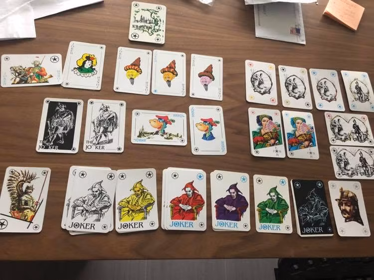 Theo các tư liệu lịch sử, quân Joker xuất hiện trong bộ bài Tây vào những năm 1860, với khởi nguồn là trò Euchre. Sau đó công ty American Euchre players chính thức đưa Joker vào bộ bài của mình, và điều này trở thành tiêu chuẩn cho các bộ bài về sau.