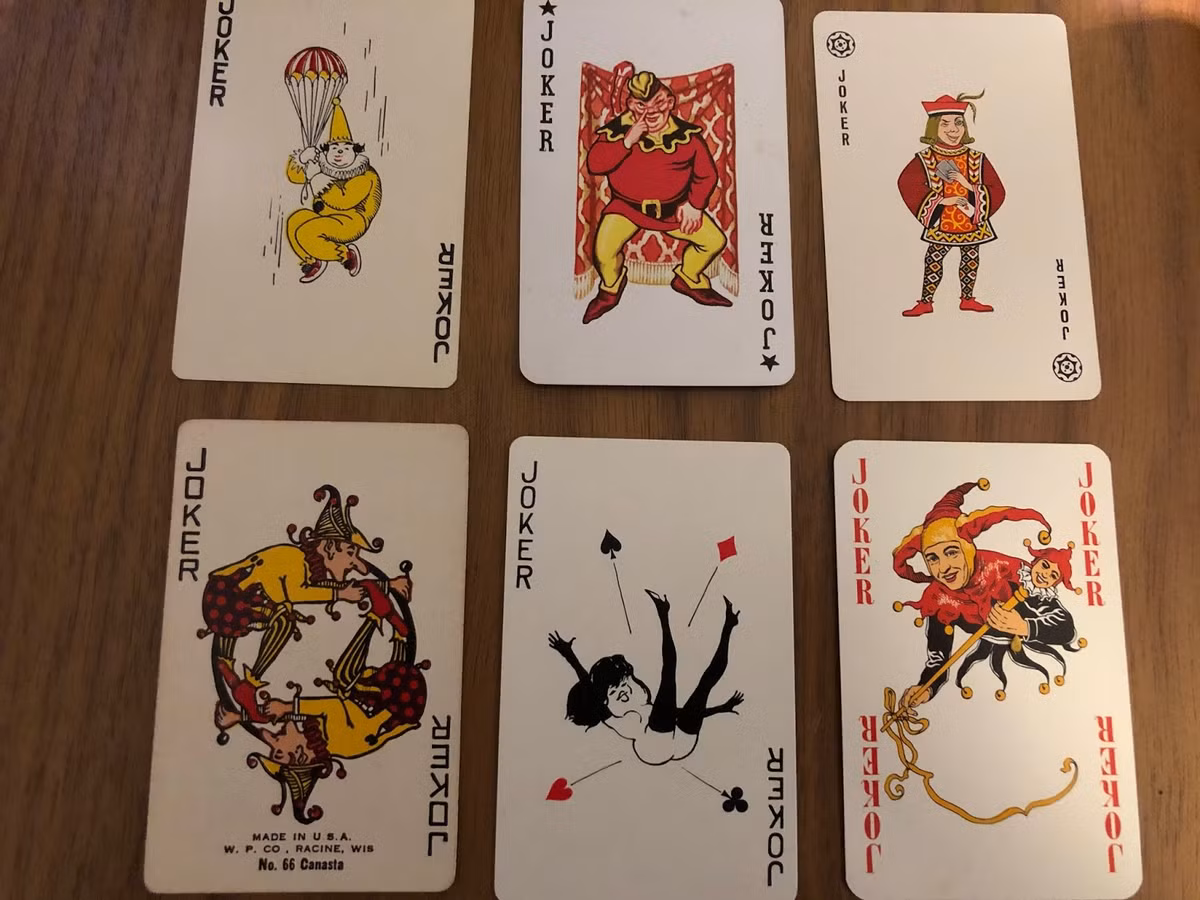 Một số trò chơi bài ở phương Tây không dùng đến Joker, nhưng quân bài này lại có vai trò quan trọng trong nhiều trò khác. Thông thường, nó được xem như một lá bài tự do, cho phép đại diện nhiều lá khác nhau.