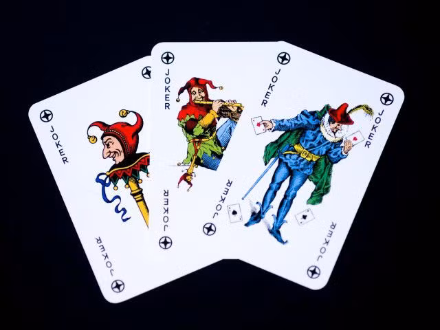 Trong mỗi bộ bài Tây tiêu chuẩn gồm 54 lá luôn có 2 quân bài Joker, mà người Việt gọi là “ Phăng teo”. Hai quân bài này có hình dạng của chú hề, trong đó một quân có màu đen trắng, quân kia có nhiều màu sắc hơn.