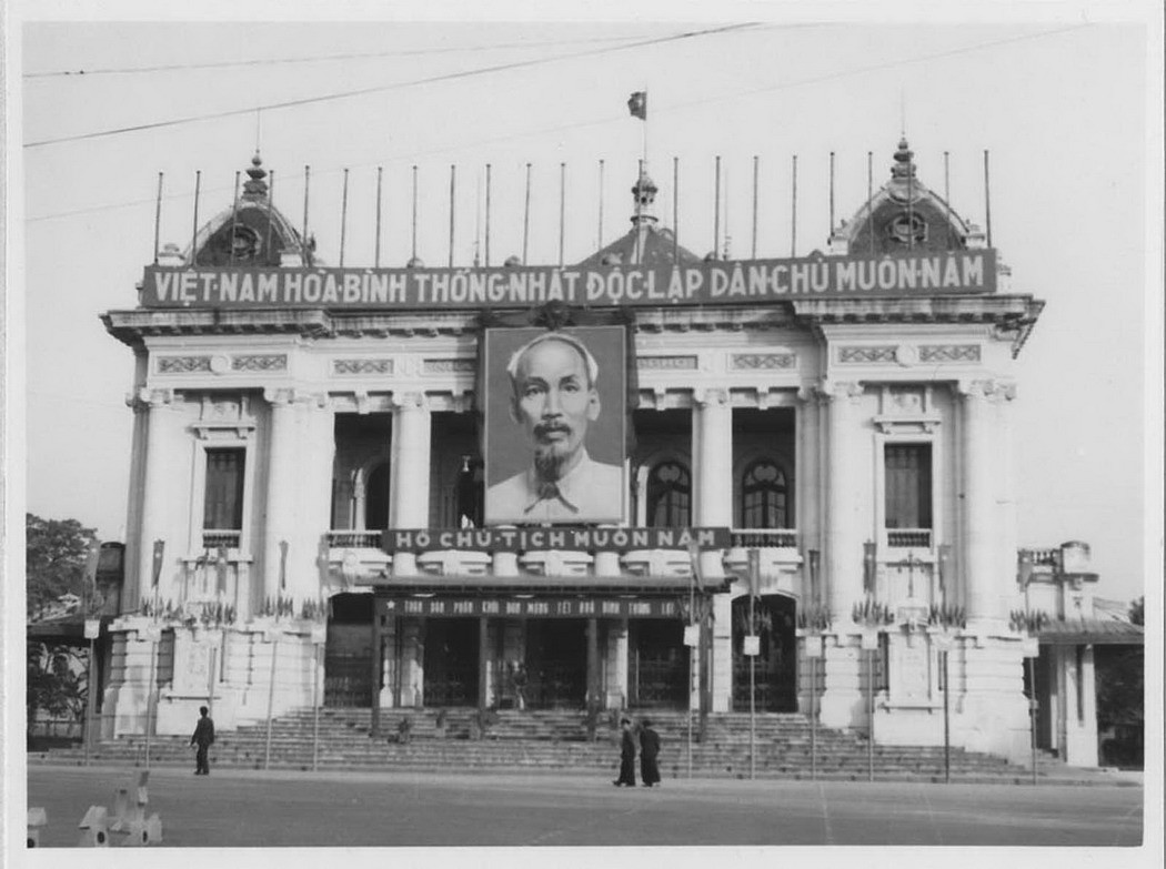 Bức ảnh của Chủ tịch Hồ Chí Minh được đặt trang trọng tại mặt tiền Nhà hát Lớn dịp Tết 1955. Hòa vào niềm vui của ngày Tết cổ truyền là niềm vui độc lập, tự do. Nhờ chiến thắng Điên Biên Phủ 1954, lần đầu tiên sau gần một thế kỷ người Hà Nội đón một cái Tết sạch bóng quân xâm lược.