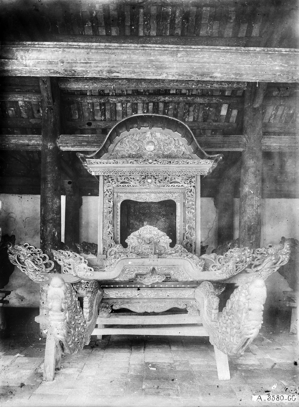 Chiếc kiệu thờ được chạm rồng công phu.