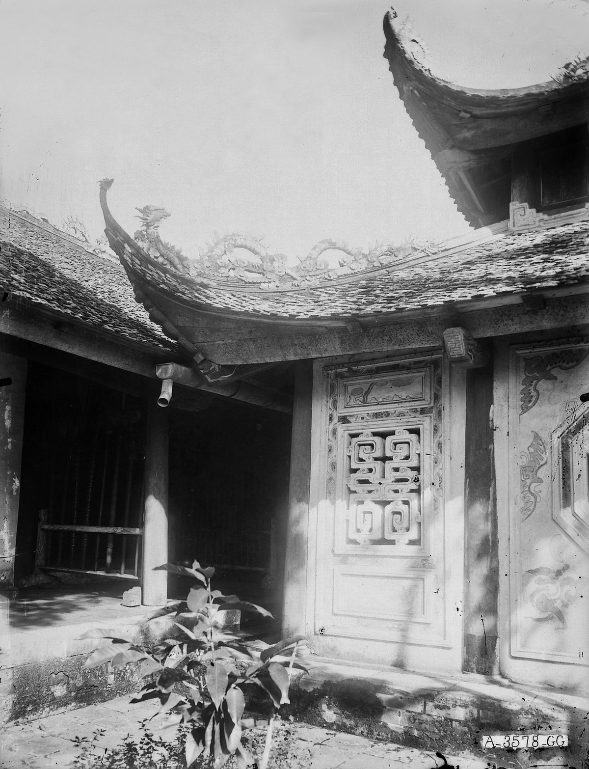 Một góc trong khuôn viên đền Lý Bát Đế. So với những bức ảnh chụp một thế kỷ trước, diện mạo đền Lý Bát Đế ngày nay không có nhiều thay đổi.