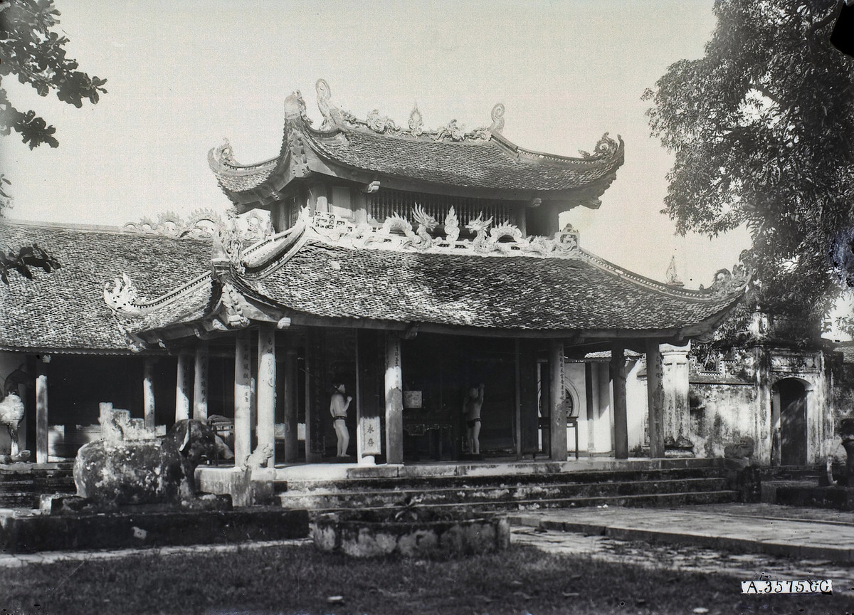 Khu chính điện của đền với Phương đình ở phía trước, kế đến là nhà Tiền tế. Đền được vua Lý Thái Tông cho xây vào năm 1030 và trải qua nhiều lần trùng tu vào các thế kỷ sau đó. Năm 1952 đền bị quân Pháp phá hủy và năm 1989 được phục dựng.