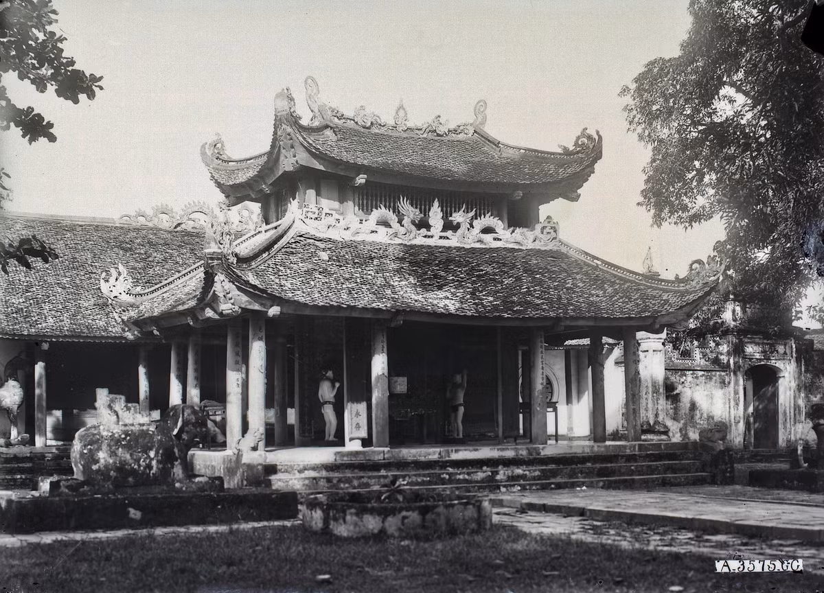 Khu chính điện của đền với Phương đình ở phía trước, kế đến là nhà Tiền tế. Đền được vua Lý Thái Tông cho xây vào năm 1030 và trải qua nhiều lần trùng tu vào các thế kỷ sau đó. Năm 1952 đền bị quân Pháp phá hủy và năm 1989 được phục dựng.