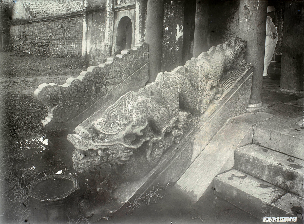 Rồng đá ở Ngũ Long môn, cổng vào khu chính điện đền Lý Bát Đế. Công trình này từng được Ngân hàng Đông Dương thời Pháp thuộc chọn làm hình ảnh in trên tờ giấy bạc “năm đồng vàng” và cũng là hình in trên đồng tiền xu 1.000 đồng gần đây.