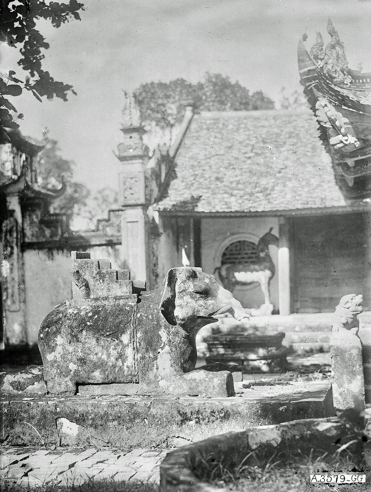 Tượng voi phục trong sân đền. Đền Lý Bát Đế từng được người đời ngợi ca bằng câu ca dao: “Đền Đô kiến trúc tuyệt vời. Thăng Long đẹp nhất, đẹp người ngàn năm'”.