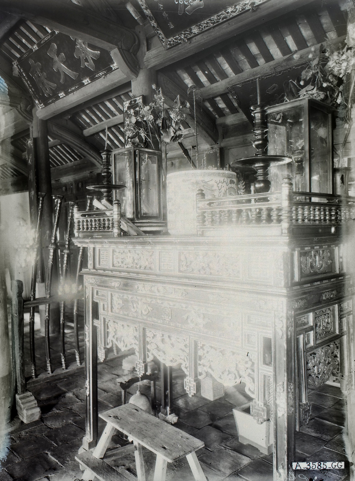 Bàn thờ trong đền.