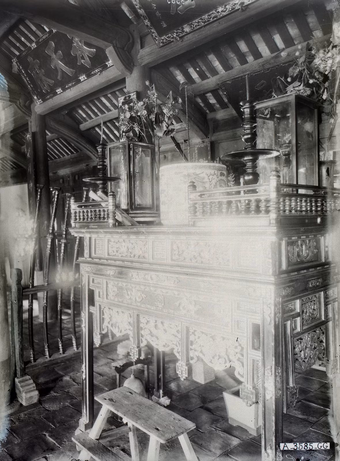 Bàn thờ trong đền.