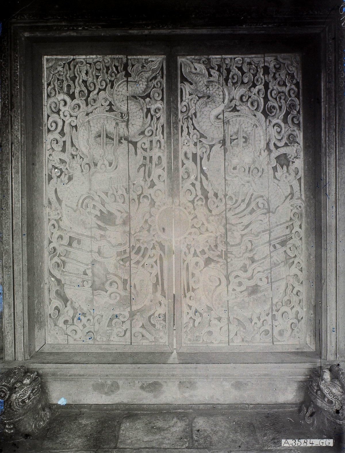 Hai cánh cửa rồng ở lối vào chính.