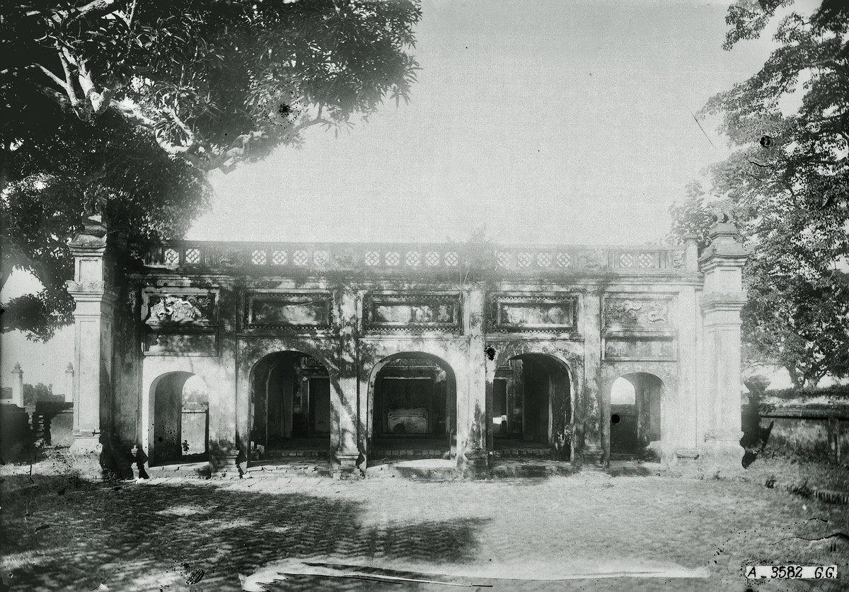 Khu thờ thân mẫu vua Lý Thái Tổ, người sáng lập nhà Lý. Nhìn chung, kiến trúc của khu đền có sự kế thừa phong cách cung đình và phong cách dân gian trong một tổng thể hài hòa, bề thế vững chắc nhưng không cứng nhắc trong khung cảnh thiên nhiên.