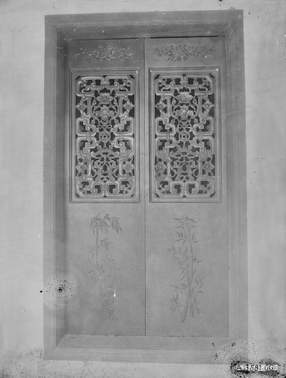 Hai cánh cửa ngách được chạm khắc tinh tế.