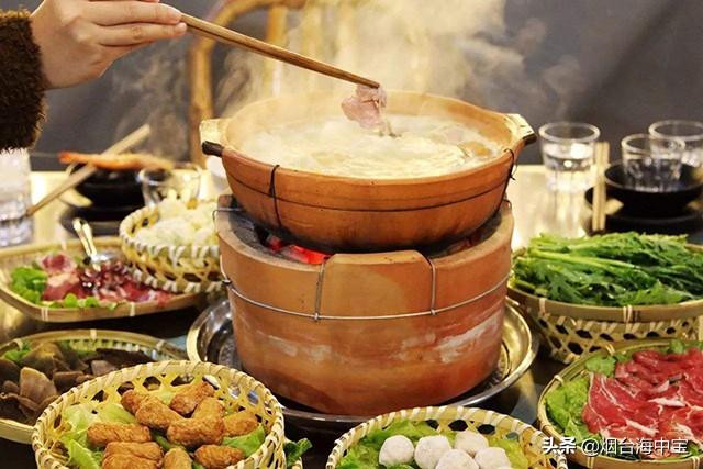 Theo các nhà nghiên cứu văn hóa, phương thức nấu ăn này vốn bắt nguồn từ thói quen ăn uống ngoài trời của người Mông Cổ và các bộ tộc người sống ở phía Bắc Trung Hoa nhiều thế kỷ trước.