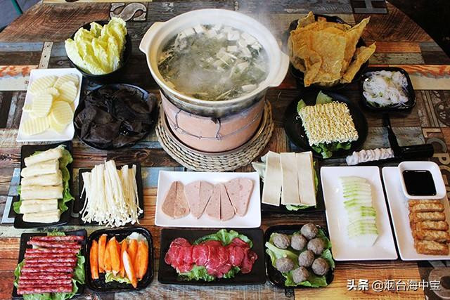 Người Hoa tiếp thu món ăn này và đã biến đổi nó khá nhiều. Khi ăn tả pí lù, người ta bày la liệt ra bàn những thứ dùng để nhúng. Và tên gọi món tả pí lù được dùng để ví với những thứ hổ lốn, hỗn tạp bắt nguồn từ đó.