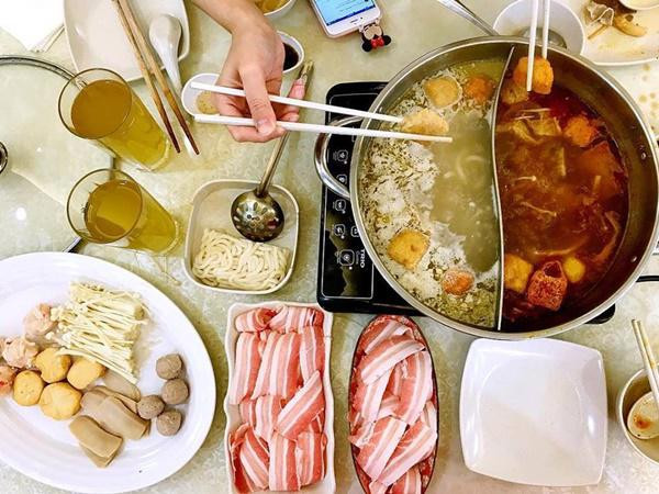 Khi cộng đồng Hoa kiều gốc Quảng Đông di cư sang Việt Nam nhiều thế kỷ trước, họ đã mang theo cách làm tả pí lù. Món này nhanh chóng được người Việt ưa chuộng, rồi theo thời gian cách ví von bằng từ “tả pí lù” trở nên thông dụng, dù nhiều người không hiểu nghĩa gốc của nó...