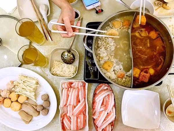 Khi cộng đồng Hoa kiều gốc Quảng Đông di cư sang Việt Nam nhiều thế kỷ trước, họ đã mang theo cách làm tả pí lù. Món này nhanh chóng được người Việt ưa chuộng, rồi theo thời gian cách ví von bằng từ “tả pí lù” trở nên thông dụng, dù nhiều người không hiểu nghĩa gốc của nó...