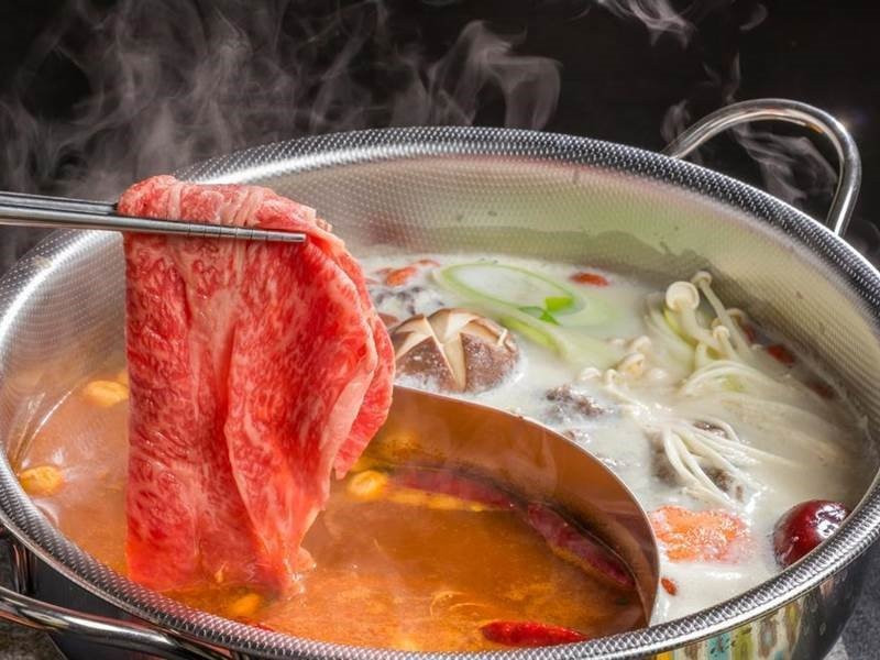 Theo đó, vào mùa đông, các tộc người này lóc từng miếng thịt nhỏ ở các con vật khi săn bắt được, như dê, cừu hay bê, rồi nhúng vào những nồi nước sôi sục đặt trên lò lửa để ăn. Cách này vừa giúp thịt giữ được chất ngọt, vừa tiện lợi.