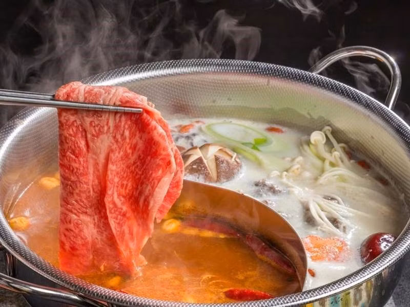 Theo đó, vào mùa đông, các tộc người này lóc từng miếng thịt nhỏ ở các con vật khi săn bắt được, như dê, cừu hay bê, rồi nhúng vào những nồi nước sôi sục đặt trên lò lửa để ăn. Cách này vừa giúp thịt giữ được chất ngọt, vừa tiện lợi.