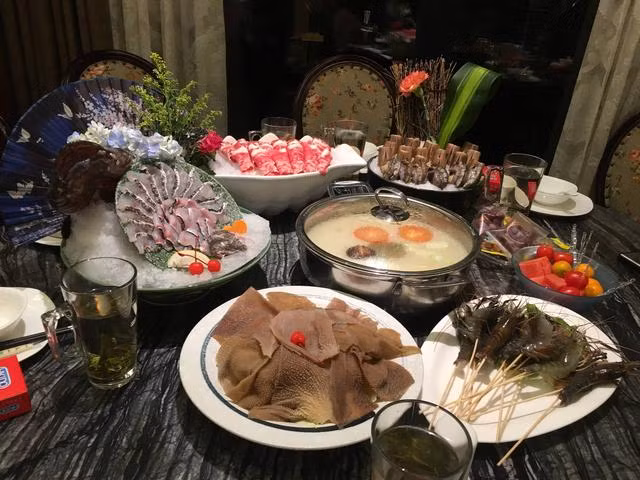 “Tả pín lù” là một phương thức nấu ăn sử dụng một cái nồi đặt trên cái lò, thức ăn còn sống được để xung quanh và người ăn gắp đồ ăn sống bỏ vào nồi nước dùng, đợi chín tới và ăn nóng. Nói nôm na đó là một loại lẩu nhúng.